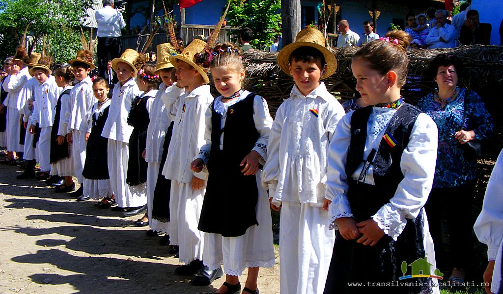 Read more about the article Oarţa de Sus – Muzeul Satului – Lansare de carte -2013 (VIDEO – Galerie FOTO)