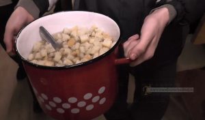 Read more about the article Tradiţie în Oarţa de Sus – Pasca de Paşte ori se mănâncă, ori se îngroapă! (VIDEO-Galerie FOTO)